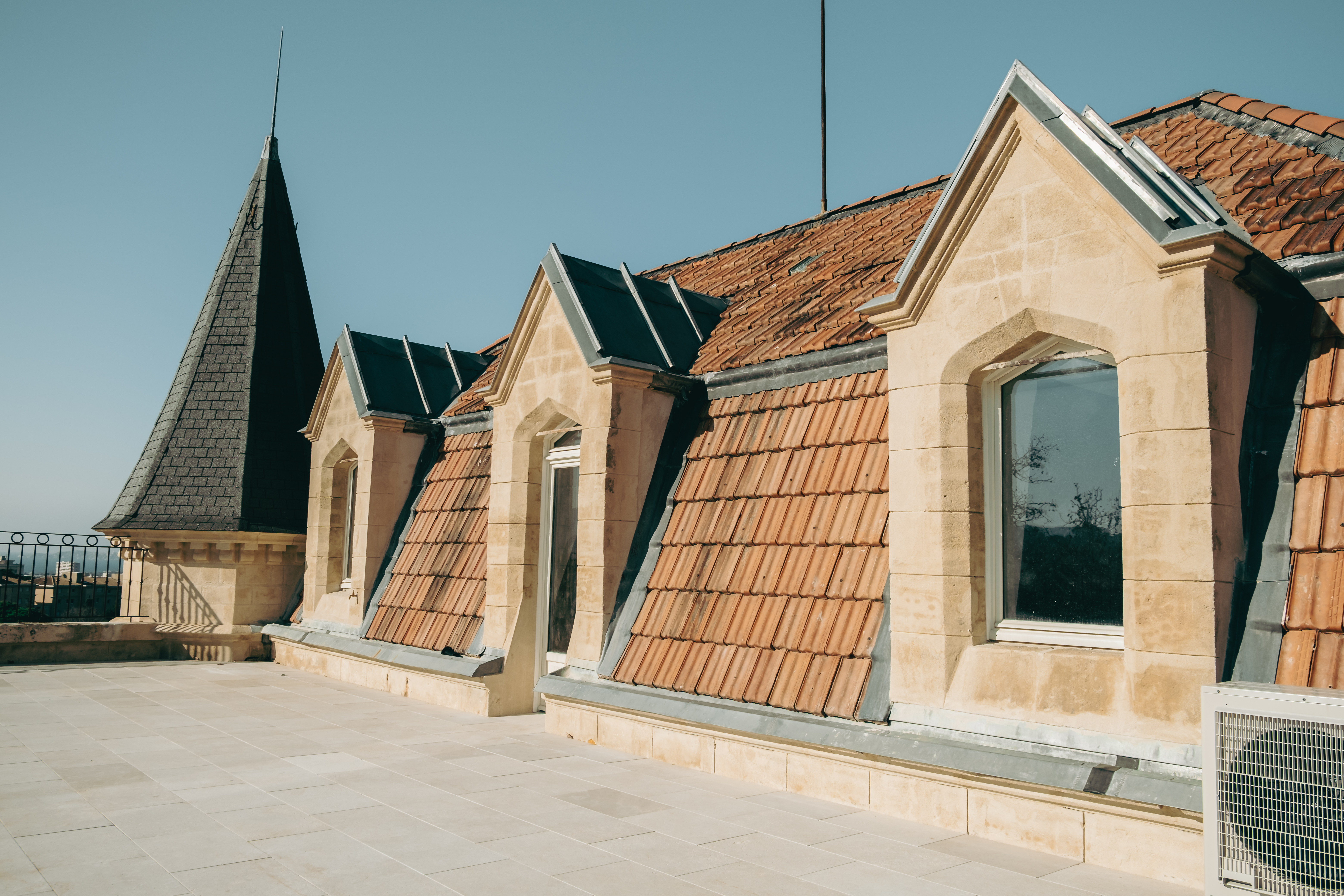 Belmont services construction — toiture, lucarnes et terrasse de château rénové